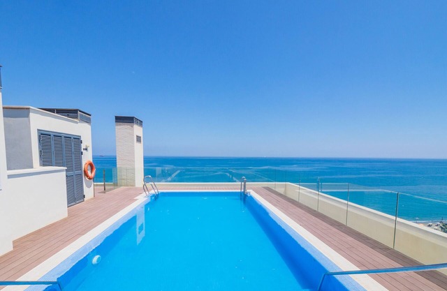 Cubo's Sea View Pacifico Street & Free Parking/free wifi/air conditioning