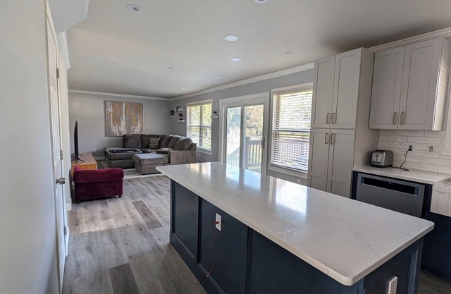 cul-de-sec home 4BR 3.5 Baths Sleeps 7 Jacuzzi tub