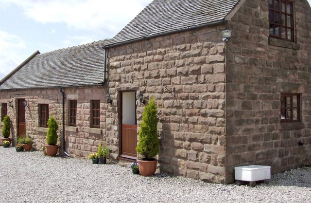 CURLEW BARN, pet friendly, with hot tub in Bottomhouse