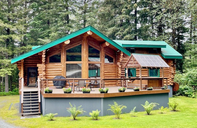 Custom-Built Log Home : Clean, Spacious, and only 4 miles from downtown Seward!