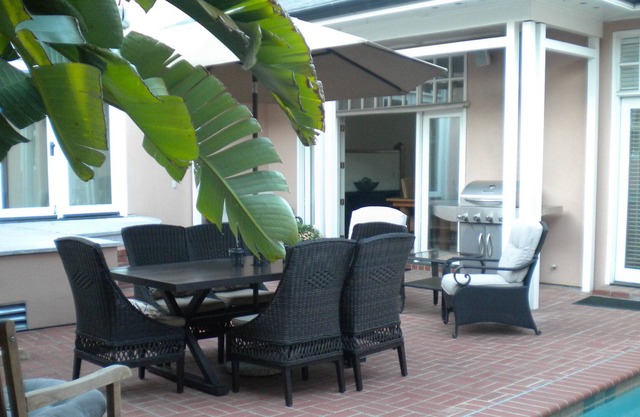 Custom Home In Desirable Area--next To Downtown & Hiking/Biking Trails--lap pool