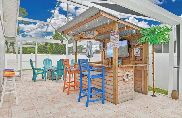 Custom Pool! Tiki Bar | Private Yard ~ Enjoy SWFL