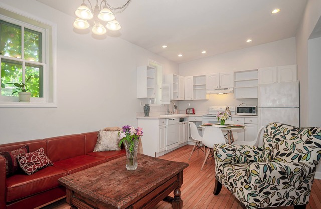 Cute 2 bedroom carriage house in historic district