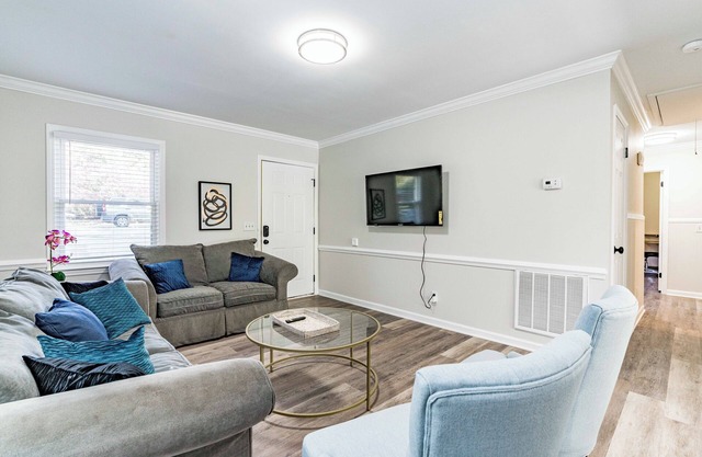 Cute home w firepit & king bed -starts at 3.5k/month