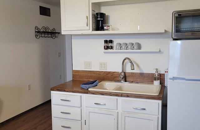 Cute & quiet studio apartment downtown Forest City!