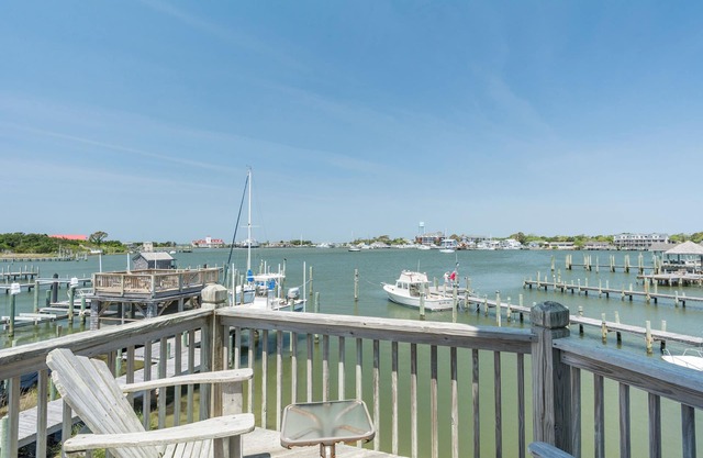 CV9: Net House - Waterfront 2BR villa, breathtaking harbor views!