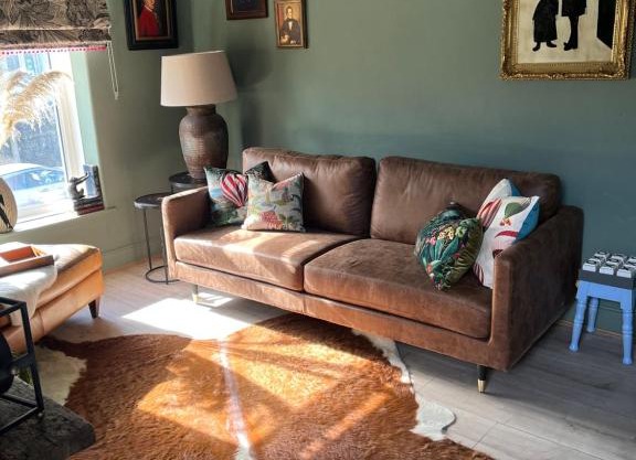 CWTCH COTTAGE Llantrisant 2 bed home - sleeps 4