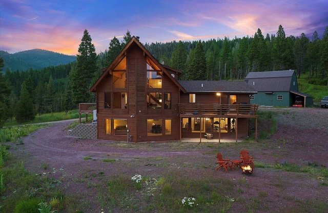 CZ1 Ranch- 33 private acres in the Rocky Mountains, Luxury Cabin, near Helena