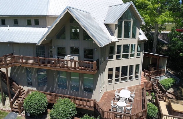 Czarnecky Home - Waterfront Home in Deerfield Resort, Dock, Hot Tub, Firepit