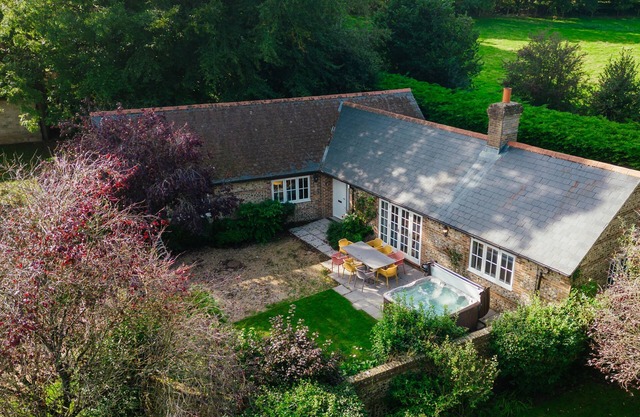 D'Urberville - Perfect Family Cottage With Hot Tub & Gated Garden