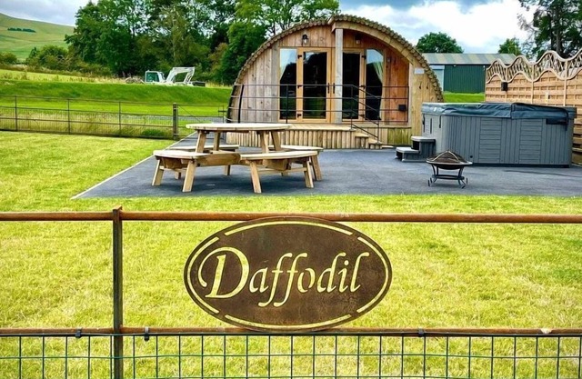 Daffodil - Glamping Pod with Hot Tub Sleeping 4 guests, Pet Friendly