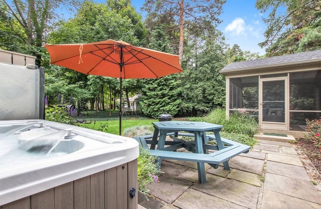 Daisy Cottage: Hot Tub, Screen Porch, Fireplace, Walk to Lake Michigan