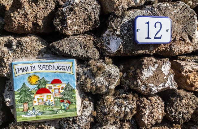 Dammuso i Pini di Kaddiuggia (CIR19081014C224053) & Dammuso di Mena (CIR 19081014C224052