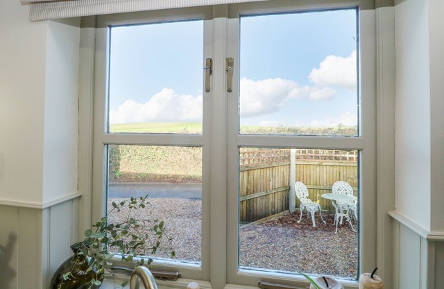 DAMSON COTTAGE, pet friendly, with hot tub in North Walsham