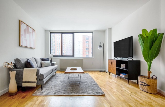 Dandy Union Square 1BR w/Gym, Doorman, across from Park, by Blueground