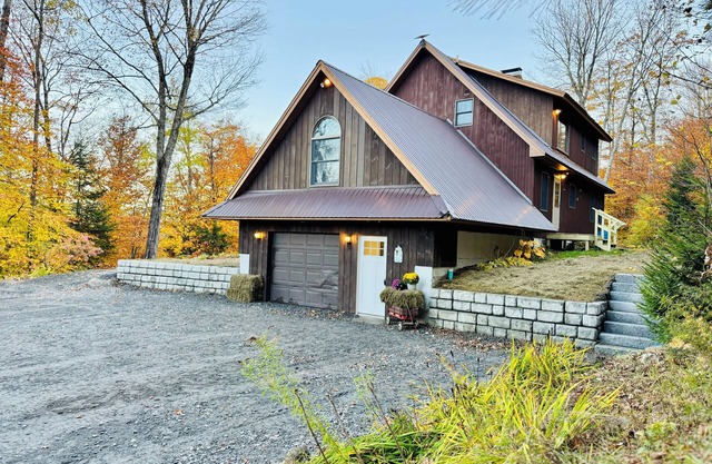 Danielsons Chalet family friendly peaceful 3200sq.ft home at Groton state forest