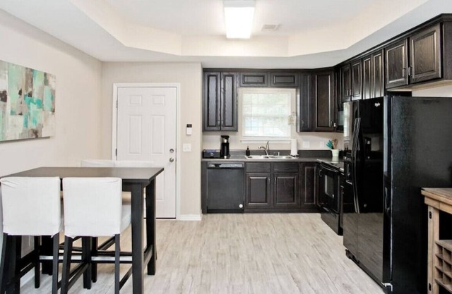 Darling Downtown Delight-5 Mins from Bay Center!