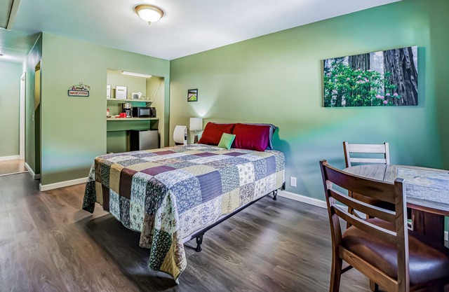 Darling studio near the beach & state parks with kitchenette, WiFi, & more