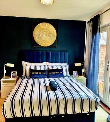 Dartford Kent Luxe Home -2 Mins From Dartford Crossing - Close To Town Centre & Station - 5 Bedroom Holiday Home - Fun Games & Free Parking-Sleeps 1 to 12