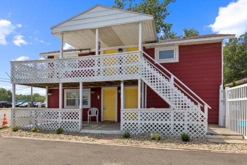 Dave's Last Resort Poolside-Comforting Cabin 2 Hotel Room