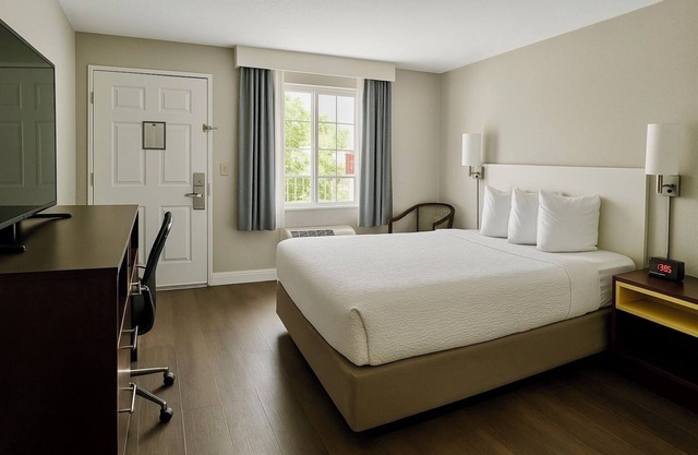 Days Inn by Wyndham Bradenton I-75