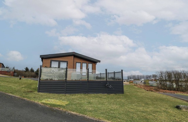 DEBONAIR LODGE, with a garden in Glenluce