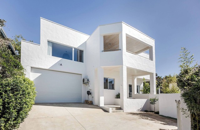 DECADENT & STYLISH 2 STOREY COASTAL RETREAT