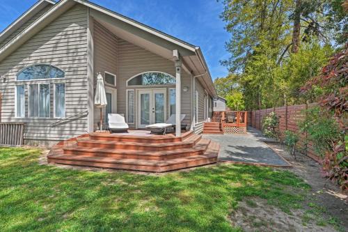 Deck and River Views Family Home in Grants Pass