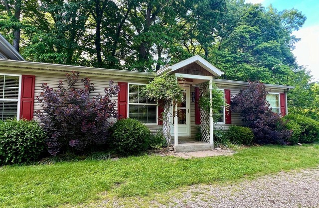 Deerpath Cottage-30 Acres with Indoor Pool, Farm, Kayaking, Trails, by Beach!