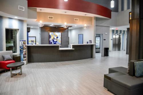 Del-Mar Airport Inn & Suites