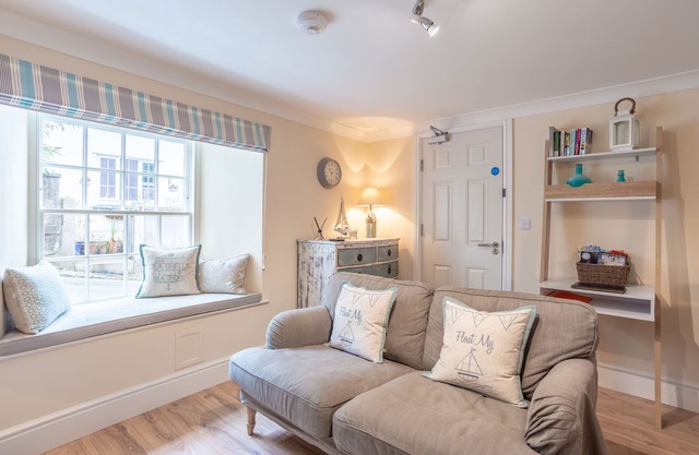 Delightful 1 bedroom ground floor apartment in central Falmouth with courtyard