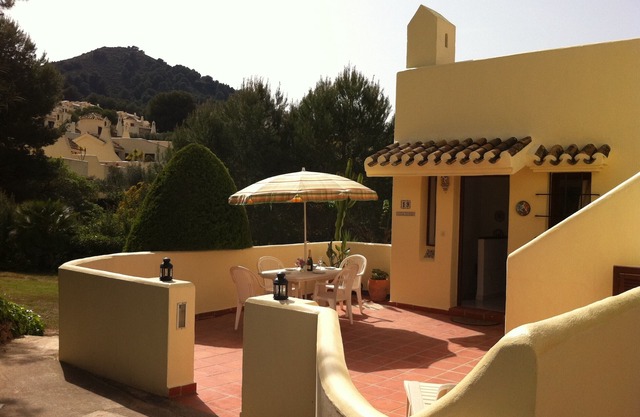 Delightful 2 bed/3 bath villa - 3 sun terraces, Air-Con, TV & Free WiFi