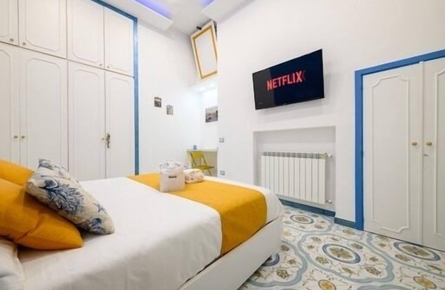 Delightful apartment located one minute from Lungomare Caracciolo