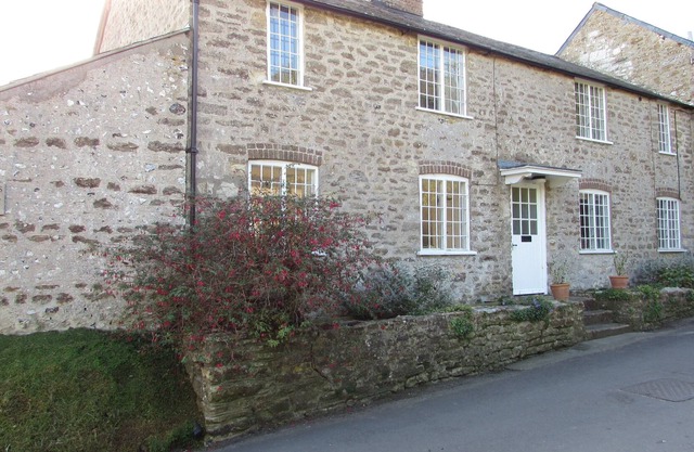 Delightful light and spacious character stone cottage near the Jurassic coast