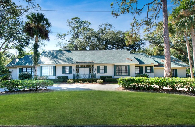 Delightful Sea Island Beach Cottage, Private Pool, Hot Tub & Steps from Beach