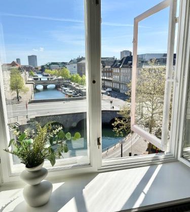 Deluxe 4 Bedrooms 180 m2 Canal View Prime Location