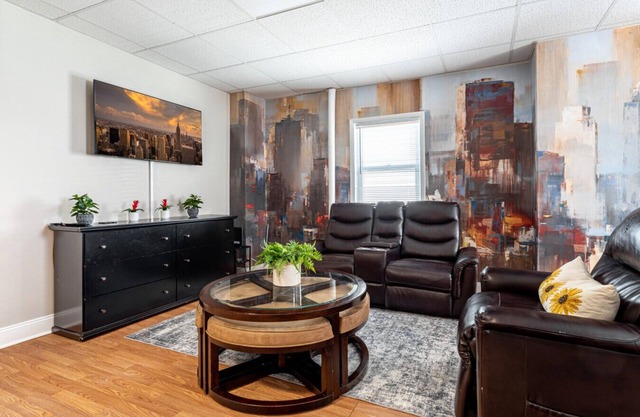 Deluxe 4BR Duplex | Sleeps 16+ | Near NYC, Parking
