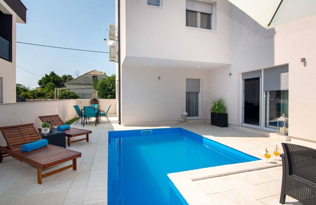 Deluxe apartment | for 4 persons | Private swimming pool