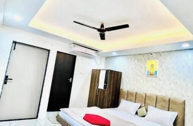 Deluxe double premium room @ StayMore Non-AC