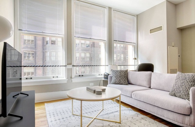 Deluxe Loop 1BR w/Gym & Doorman, nr L & Grant Park, by Blueground