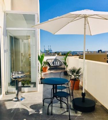 Deluxe Penthouse Charming Location Rooftop Views