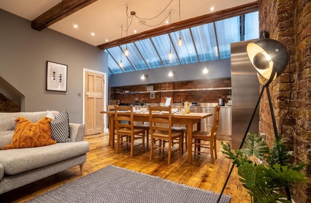 Deluxe Rustic Style Two Bedroom Bethnal Green - Yard View