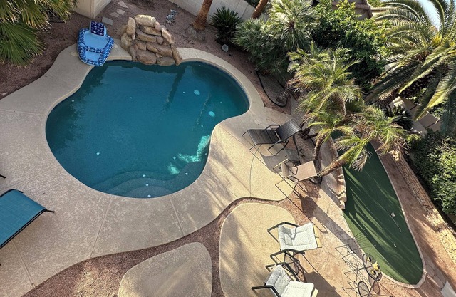 Desert Oasis! Huge yard with pool, NFL, NASCAR, Golf & more in 15 min or less!