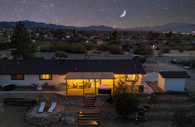 Desert Ruby: Stargaze, Spacious, Hot Tub, Fire pit, Fenced, Pet Friendly