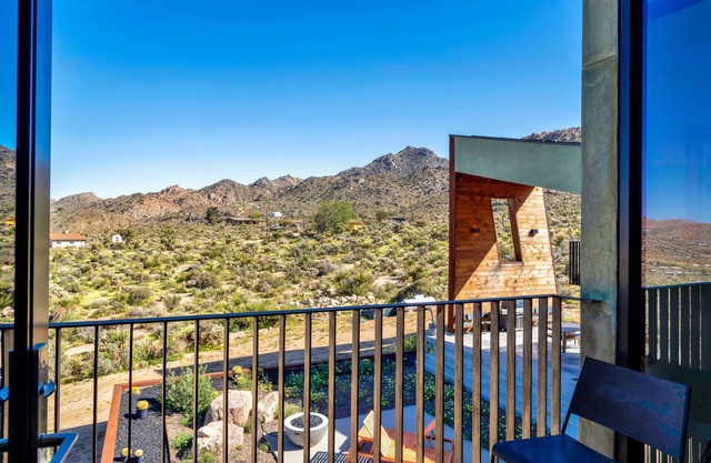 Desert stunner in Joshua Tree with mountain view - near town & park entrance