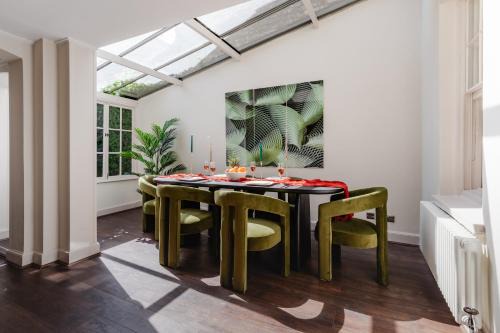 Design Haven! Big Group-Friendly 4BR City Escape in Waterloo's Coolest Corner