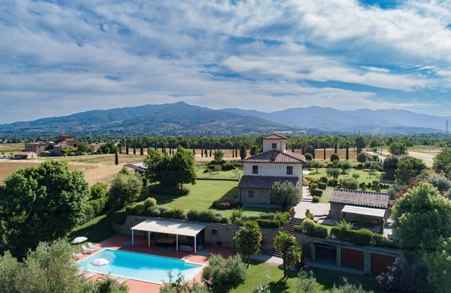 Design villa with large swimming pool in the heart of the Tuscan countryside