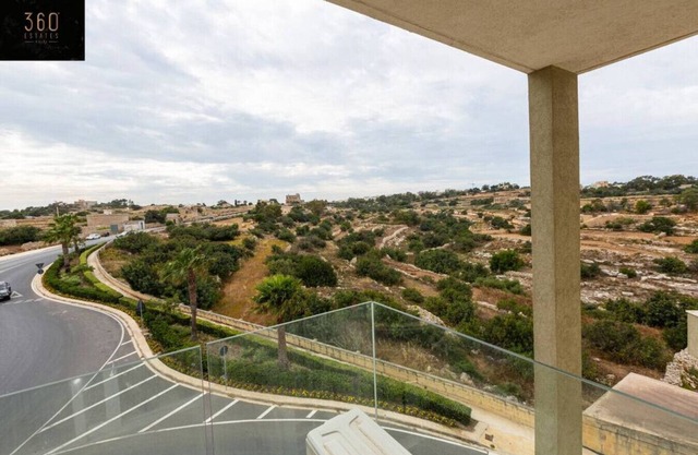 Designer 3BR home, w/lovely green views & WIFI