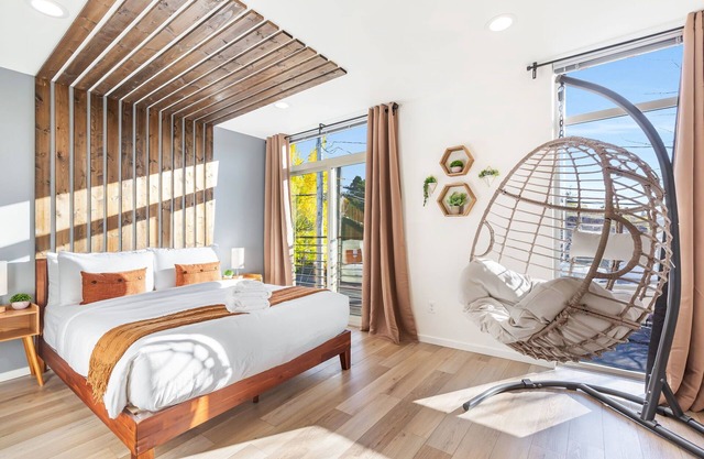 Designer 4B3B w Theater & Rooftop close to CapHill