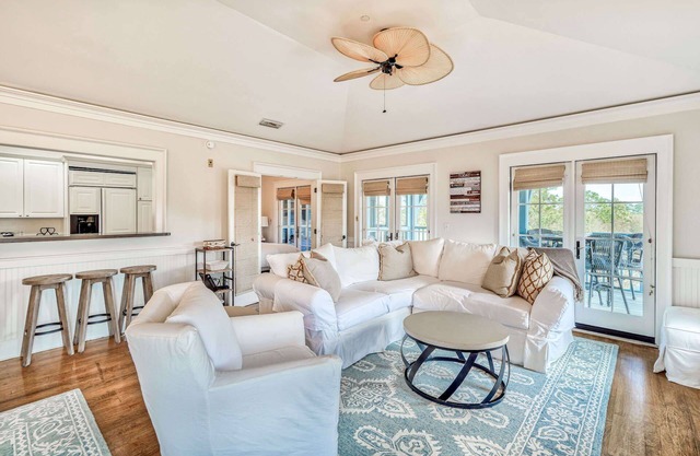 Designer Condo Overlooks Cerulean Park and 100 Yards to Beach Club. With Bikes.